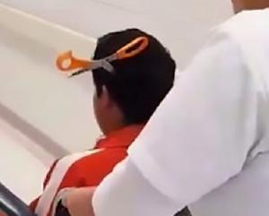 Video HALUCINANT! Un elev a ajuns la spital cu O FOARCECĂ înfiptă în cap, după o ceartă cu o colegă de clasă. Atenție, imagini cu puternic impact emoțional