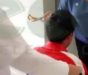 Video HALUCINANT! Un elev a ajuns la spital cu O FOARCECĂ înfiptă în cap, după o ceartă cu o colegă de clasă. Atenție, imagini cu puternic impact emoțional