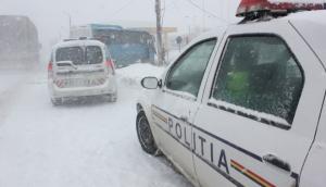 Coloane de maşini pe DN1, din cauza gheţii şi a zăpezii!! Ninge de ore bune pe Valea Prahovei, traficul este blocat între Sinaia şi Predeal