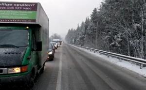 Coloane de maşini pe DN1, din cauza gheţii şi a zăpezii!! Ninge de ore bune pe Valea Prahovei, traficul este blocat între Sinaia şi Predeal