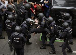 Lupte SÂNGEROASE pe străzile din Barcelona! Sute de tineri şi-au împărţit pumni şi picioare - VIDEO ŞOCANT