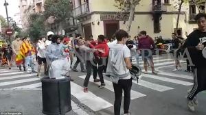 Lupte SÂNGEROASE pe străzile din Barcelona! Sute de tineri şi-au împărţit pumni şi picioare - VIDEO ŞOCANT