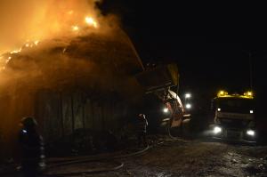 Pompierii se luptă cu flăcările care au mistuit groapa de gunoi din Cluj de mai bine de 12 ore - GALERIE FOTO