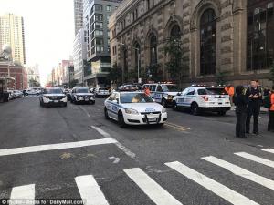 Atac armat în centrul oraşului New York! Un atacator înarmat este căutat de poliţie şi de trupele SWAT