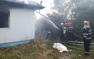 Moarte şocantă în Prahova. Femeie decedată, după ce acoperişul casei a luat foc. Victima avea capul carbonizat