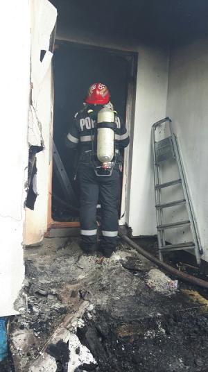 Moarte şocantă în Prahova. Femeie decedată, după ce acoperişul casei a luat foc. Victima avea capul carbonizat