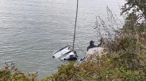 Scandal MONSTRU, după accidentul cu mașina care a căzut în Dunăre. Ministrul Transporturilor ar fi cerut verificarea tuturor parapetelor. 4 persoane sunt încă dispărute