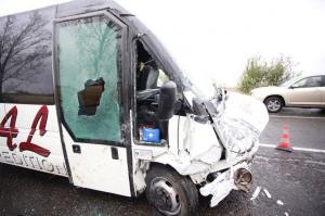 Patru RĂNIŢI într-un accident în care a fost implicat un microbuz cu 13 pasageri, pe şoseaua de centură a Buzăului. Un copil, între victime