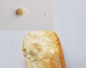 Situație hilară în Maramureș! Elevii unei școli au așteptat 2 luni cornul și laptele, iar, când au venit, o fetiță și-a RUPT dintele când a mușcat din pâinea tare ca piatra (VIDEO)