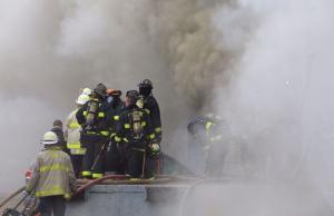 INCENDIU DEVASTATOR la un depozit în St. Louis! Peste 100 de pompieri se luptă cu flăcările uriaşe (VIDEO)
