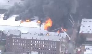 INCENDIU DEVASTATOR la un depozit în St. Louis! Peste 100 de pompieri se luptă cu flăcările uriaşe (VIDEO)