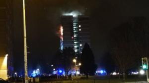 300 de locatari au fost EVACUAŢI dintr-un bloc turn care a luat foc! Flăcările au cuprins etajele superioare, 4 oameni au fost duşi la spital