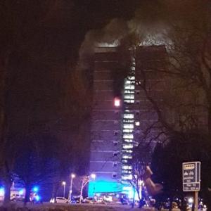 300 de locatari au fost EVACUAŢI dintr-un bloc turn care a luat foc! Flăcările au cuprins etajele superioare, 4 oameni au fost duşi la spital