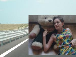 MOARTE VIOLENTĂ. O tânără de 27 de ani a fost găsită fără suflare pe câmp, pe marginea Autostrăzii Soarelui
