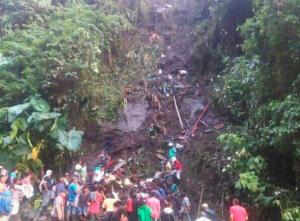 Carnagiu în Columbia! Sunt 14 morţi şi 35 de răniţi, după ce autocarul în care se aflau s-a prăbuşit într-o râpă (VIDEO)