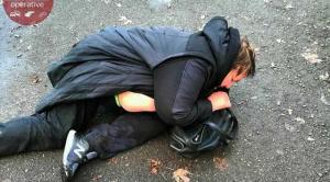 Chiar sub ochii poliţiştilor: o şoferiţă băută a coborît din maşină şi a adormit pe stradă, în Kiev