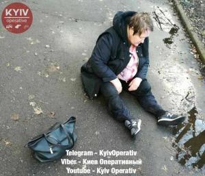 Chiar sub ochii poliţiştilor: o şoferiţă băută a coborît din maşină şi a adormit pe stradă, în Kiev