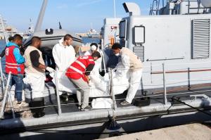 Incident terifiant pe Marea Mediterană: Zeci de migranți au murit mâncați de rechini, iar alți zeci sunt dați dispăruți, după ce două bărci au naufragiat (Foto)