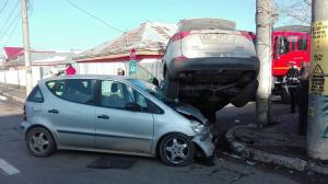 Accident spectaculos în Bacău! Un tânăr a intrat cu maşina sub o Toyota, după un impact teribil. Trei oameni au ajuns la spital (Galerie foto)