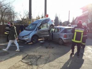 Accident spectaculos în Bacău! Un tânăr a intrat cu maşina sub o Toyota, după un impact teribil. Trei oameni au ajuns la spital (Galerie foto)