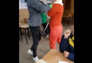Exclusiv: Imagini șocante într-o școală din Teleorman! O profesoară e batjocorită și bătută de elevi, care o împiedică să iasă din clasă (Video)
