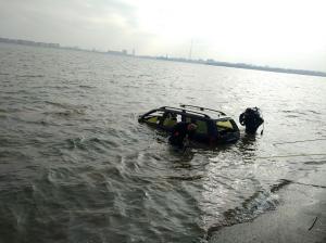 INCIDENT dramatic în această dimineață în București! O mașină a CĂZUT în Lacul Morii (FOTO, VIDEO)
