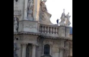 VIDEO dramatic! Un român s-a urcat pe catedrala din Murcia și a amenințat că se aruncă în gol dacă nu primește 3000 de euro și un sandviș (VIDEO)