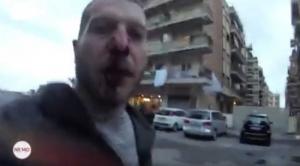 Imagini de GROAZĂ! Un jurnalist este lovit brutal cu CAPUL în gură de fratele unui renumit MAFIOT, în timpul unui interviu televizat (VIDEO)
