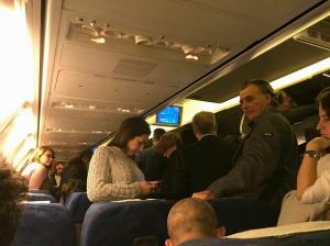 Cursă Tarom Bruxelles-Bucureşti, ANULATĂ din cauza unei defecţiuni. Aflați la bord, ministrul Apărării, comisarul Corina Creţu și numeroși europarlamentari au fost ținuți în avion aproape două ore