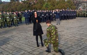 Moment emoţionant la parada de Ziua Naţională. Un tânăr militar şi-a cerut iubita în căsătorie! "Depun jurământul iubirii" (Video)