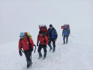 UPDATE Operațiune dramatică pentru salvarea a trei salvamontiști, surprinși de o avalanșă în Munții Călimani. Un bărbat a fost găsit în viață, însă o femeie a fost declarată decedată