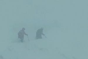 UPDATE Operațiune dramatică pentru salvarea a trei salvamontiști, surprinși de o avalanșă în Munții Călimani. Un bărbat a fost găsit în viață, însă o femeie a fost declarată decedată