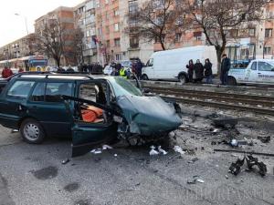 Accident cu trei maşini şi un tramvai, la Oradea! Părți din autoturisme au sărit pe o rază de 10 metri. Trei persoane au ajuns la spital (Foto)