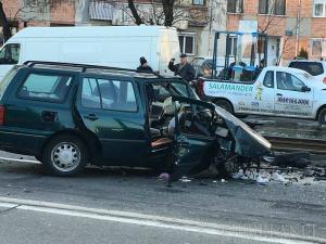 Accident cu trei maşini şi un tramvai, la Oradea! Părți din autoturisme au sărit pe o rază de 10 metri. Trei persoane au ajuns la spital (Foto)