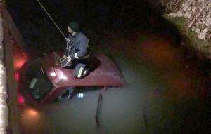 Imagini dramatice în Reghin! O mașină a căzut într-un canal de alimentare cu apă, după ce a deraiat de pe șosea. Șoferul nu a fost găsit (Foto)