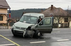 Impact violent între un autoturism şi o maşină de transport valori, la Cluj. Autospeciala a fost proiectată în curtea unei case