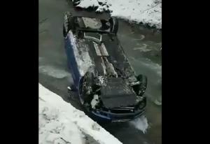 La un pas de tragedie! O femeie a plonjat câțiva metri cu mașina în albia unui râu, în Maramureș. După accident, au început montarea parapeților de protectie (Foto. Video)