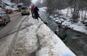 La un pas de tragedie! O femeie a plonjat câțiva metri cu mașina în albia unui râu, în Maramureș. După accident, au început montarea parapeților de protectie (Foto. Video)
