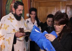 Emoționant! Nicholas, băiețelul de doar o lună abandonat de mamă în curtea spitalului din Buzău, a fost botezat (Video)