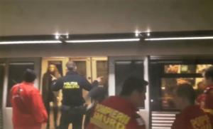 Martor al tragediei din staţia de metrou Dristor: "Mai mulţi tineri au început să ţipe când metroul intra în staţie. A fost un ţipăt disperat" (Video)