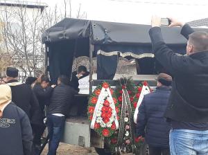 Lacrimi şi jale la Ostroveni! Alina Ciucu, tânăra ucisă la metrou, a fost înmormântată. Sute de oameni au condus-o pe ultimul drum (Video)
