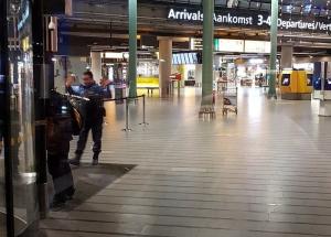 Alertă la Amsterdam! Un bărbat înarmat cu un cuțit a fost împușcat de polițiști, pe aeroportul Schiphol (Foto, Video)