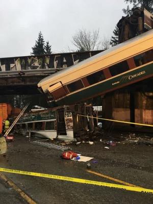 Un tren de mare viteză a deraiat în statul american Washington. Cel puţin 3 morţi şi 77 de răniţi