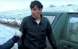 Şofer beat mort, cu maşina în zig-zag pe un drum din Vaslui! Bărbatul a fost apărat de rudele care şi-au dat pantalonii jos în faţa camerelor de filmat (Video)