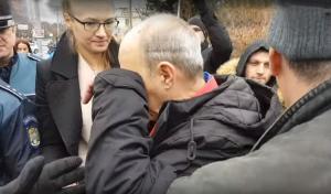 Bătrân bătut în timpul violenţelor din Piaţa Victoriei. Omul s-a ales cu ochiul spart, după ce ar fi înjurat un protestatar #Rezist (Video dramatic)