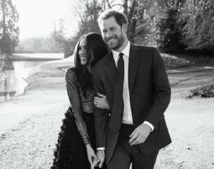 "Dragostea lor e evidentă". Prinţul Harry şi Meghan Markle au lansat o serie de portrete pentru a marca logodna (Foto)