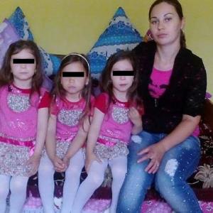 Cinci fetiţe din Vaslui şi-au înmormântat azi mama. Sute de oameni au condus-o pe Laura, pe ultimul drum. Tânăra avea doar 26 de ani (Video)