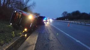 Un tânăr s-a urcat într-un camion condus de un român în Franța și a murit strivit de role uriașe de hârtie, după ce șoferul a pierdut controlul TIR-ului (Foto)