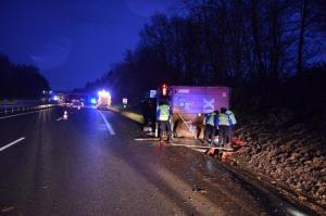 Un tânăr s-a urcat într-un camion condus de un român în Franța și a murit strivit de role uriașe de hârtie, după ce șoferul a pierdut controlul TIR-ului (Foto)