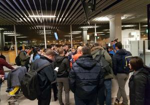 Cursă Tarom anulată la Amsterdam. 120 de de pasageri români au rămas blocați pe aeroport peste 12 ore (Video)